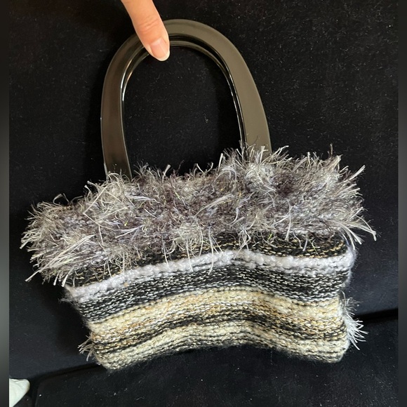 Chic Textured Women's Handbag - Black, Gold, Cream - Picture 9 of 11